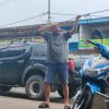 Kabel Menjuntai Ganggu Aktifitas Pengendara di Jalan Bodok - Meliau, Anggota Dewan Kesal Tak Ada Aparat