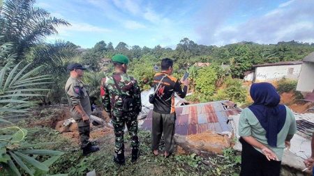 BREAKING NEWS - Dua Unit Rumah di Entikong Rusak Tertimpa Tanah Longsor