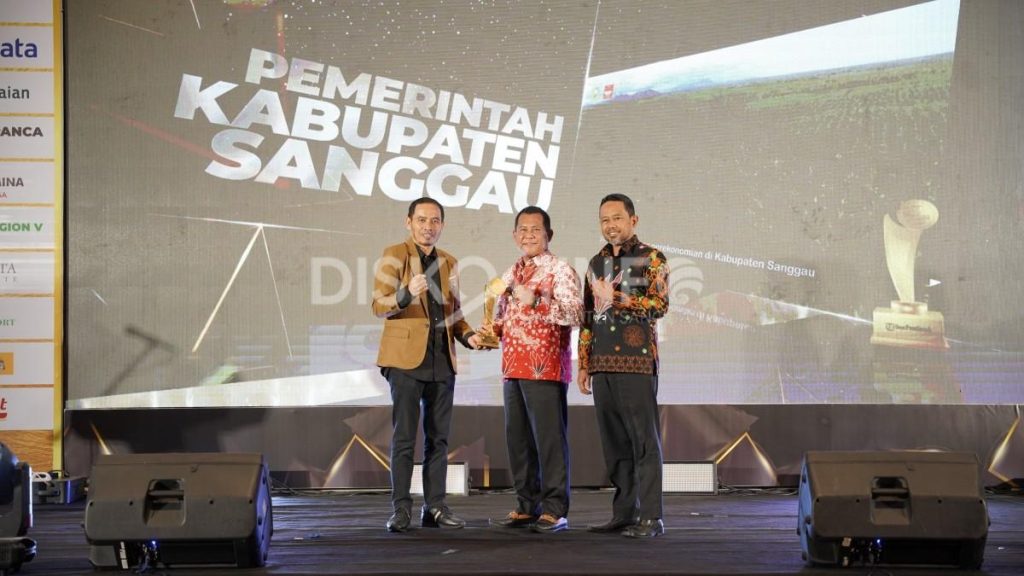 Pemerintah Kabupaten Sanggau Terima Penghargaan Inovasi Pekebun Bermartabat dalam Tribun Pontianak Awards 2024