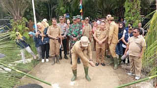 Kapolsek Parindu Hadiri Kegiatan Panen Padi Musim Tanam (MT) Gadu’ di Gapoktan Tani Hayo Kecamatan Parindu