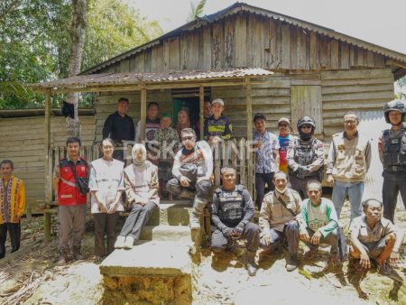 Penjabat Bupati Sanggau Tinjau RTLH Sekaligus Menyerahkan Bantuan Kepada Warga Kopuk Dusun Penyeladi