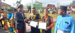 Juara Lomba Kebersihan terima Piagam Pada Upacara HUT Ke-79 di Pemda – Dinas Lingkungan Hidup