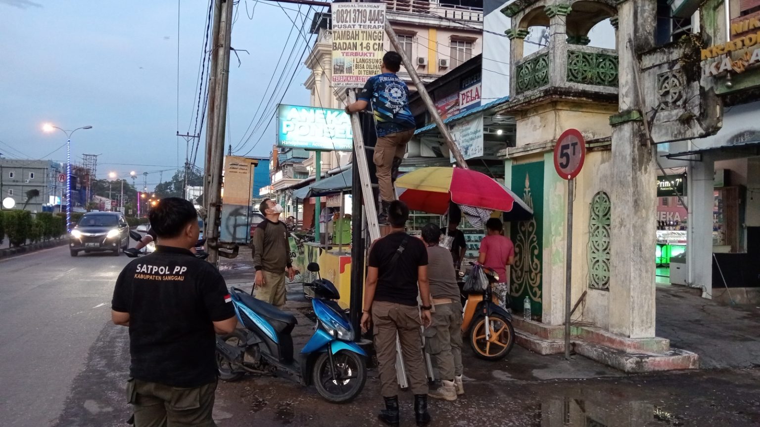 Tim gabungan Satpol PP sanggau menertibkan papan reklame tak berizin. – Beranda