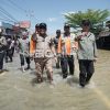 Tindakan Nyata di Tengah Banjir: PJ Gubernur Kalbar dan PJ Bupati Sanggau Berkolaborasi