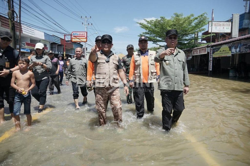 Tindakan Nyata di Tengah Banjir: PJ Gubernur Kalbar dan PJ Bupati Sanggau Berkolaborasi