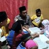Brigpol Niam, Sosok Polisi yang Mengajarkan Ngaji Kepada Anak Anak Di Asrama Mapolsek Ngabang