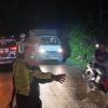 Polres Melawi Gerak Cepat Singkirkan Pohon Tumbang di Jalan Bersama Instansi Terkait