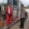 Anggota Polsek Parindu Sambangi SPBU Jelang Nataru 2025