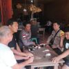 Anggota Polsek Batang Tarang Gelar Patroli Siang, Sambangi Warga di Warkop