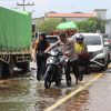 Banjir Pasang: Puluhan Kendaraan Warga Mogok, Polres Ketapang Sigap Berikan Bantuan