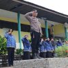 Bhabinkamtibmas Polsek Tayan Hilir Pimpin Upacara Bendera di SMAN 1 Tayan Hilir