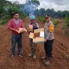 Tingkatkan Ketahanan Pangan, Polsek Jelai Hulu Berikan Bantuan Bibit Jagung Kepada Petani