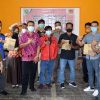 Penyerahkan Bantuan Alat komunikasi Handy Talky (HT) kepada Pengelola Objek Wisata – DISPORAPAR