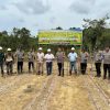 Bersama Pihak Perusahaan, Polsek Sandai Tanam Jagung Guna Sukseskan Ketahanan Pangan