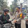 Ramadhan Berkah, Kapolresta Pontianak Bagikan Takjil kepada Warga di Depan Mako Polresta