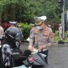 Wujud Kepedulian di Bulan Ramadhan, Ditlantas Polda Kalbar Bagikan Takjil Gratis di Bundaran Tugu Digulis Untan