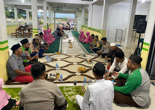 Polsek Sekayam Gelar Bakti Sosial, Bagikan Takjil dan Buka Puasa Bersama di Masjid Wilayah Sekayam Polsek Sekayam Gelar Bakti Sosial, Bagikan Takjil dan Buka Puasa Bersama di Masjid Wilayah Sekayam