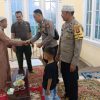 Polsek Sekayam Gelar Aksi Sosial, Bagikan Takjil untuk Warga di Bulan Ramadhan