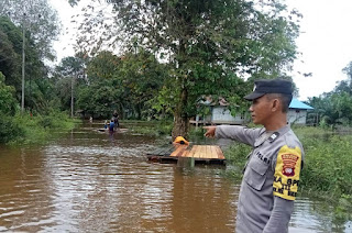 Polsek Mukok Lakukan Monitoring Lokasi Terdampak Banjir di Kecamatan Mukok
