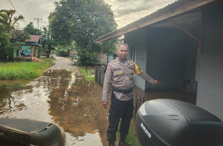 Banjir Rendam Wilayah Meliau, Polsek Lakukan Monitoring dan Pengecekan