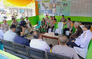 Pengecekan Pos Yan Terpadu 2025 di PLBN Entikong oleh Kapolres Sanggau dalam Rangka Ops Ketupat 2025