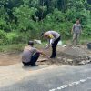 Kapolsek Toba Pimpin Perbaikan Jalan Berlubang di Trans Kalimantan Demi Keselamatan Pengguna Jalan