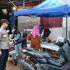 Polsek Tayan Hilir Hadir untuk Masyarakat, Berikan Pengamanan dan Pengaturan Lalu Lintas di Pasar Juadah
