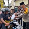 Kapolres Sanggau Bagikan Takjil kepada Masyarakat dalam Rangka Bulan Suci Ramadhan