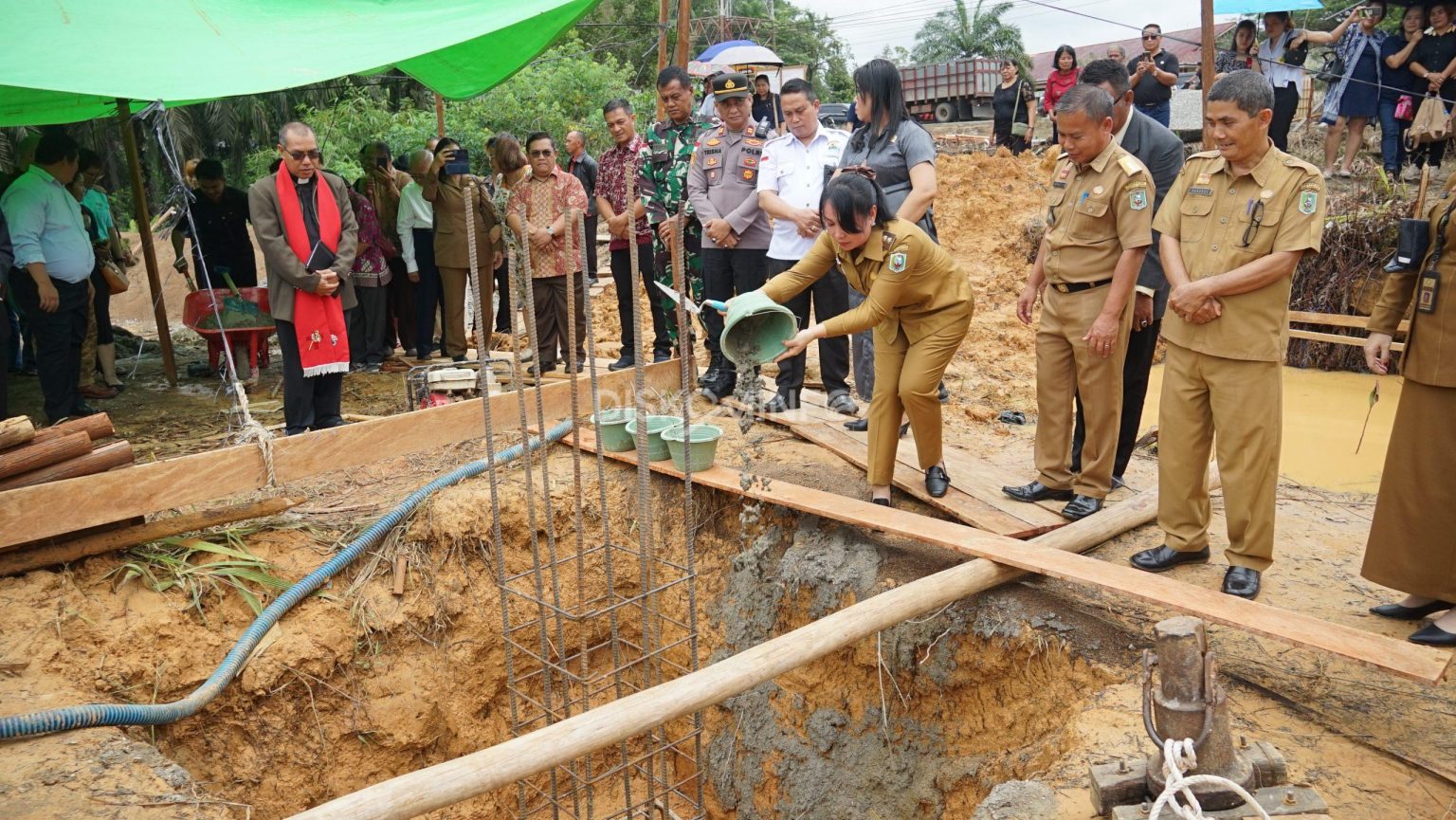 Wakil Bupati Sanggau Lakukan Peletakan Batu Pertama Pembangunan GKNI Makedonia Bodok