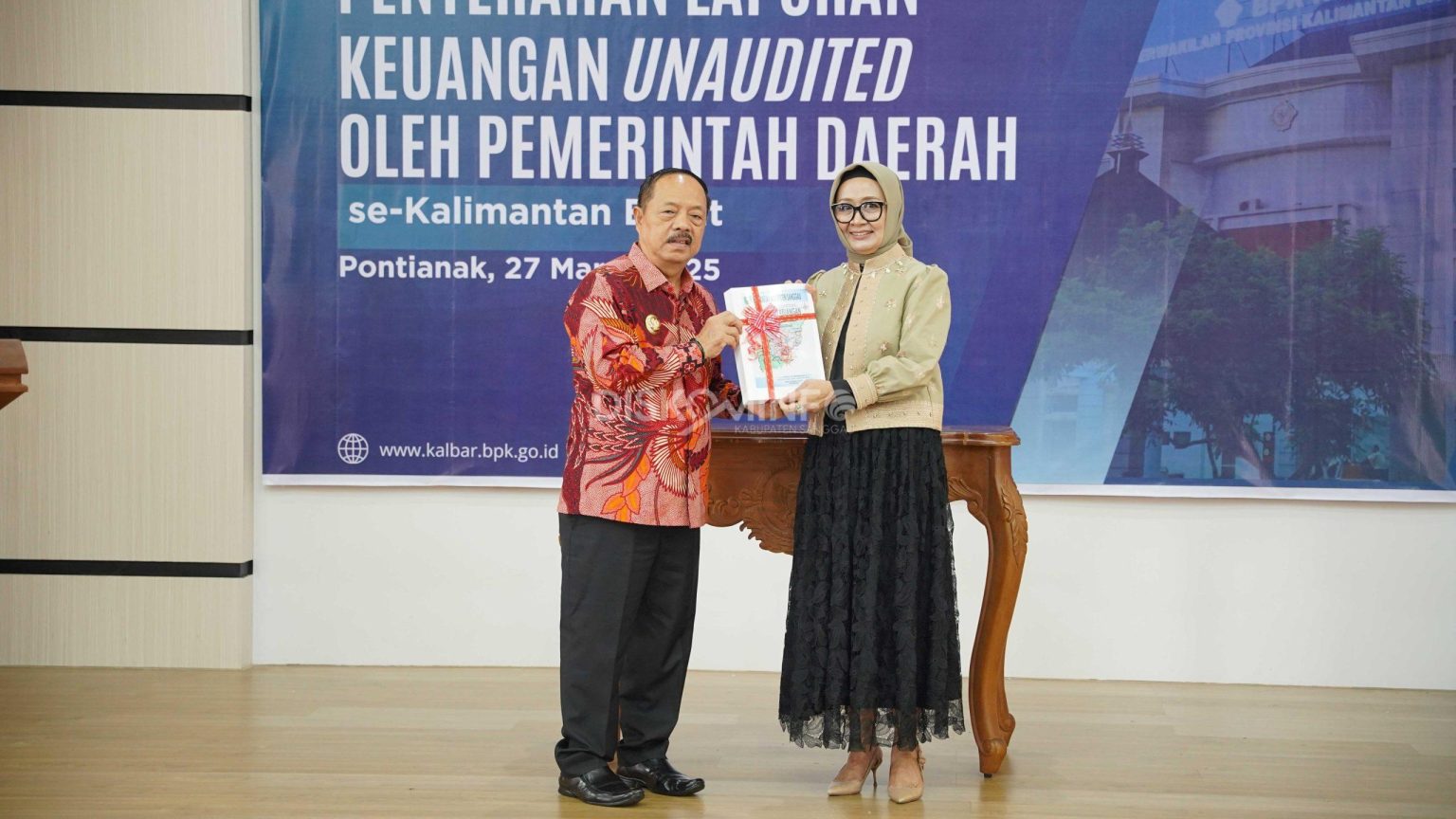 Bupati Sanggau Serahkan Laporan Keuangan Daerah Kepada BPK RI Kalbar
