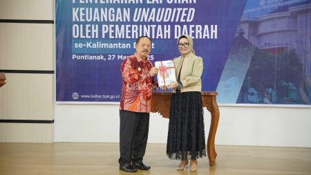 Bupati Sanggau Serahkan Laporan Keuangan Daerah Kepada BPK RI Kalbar