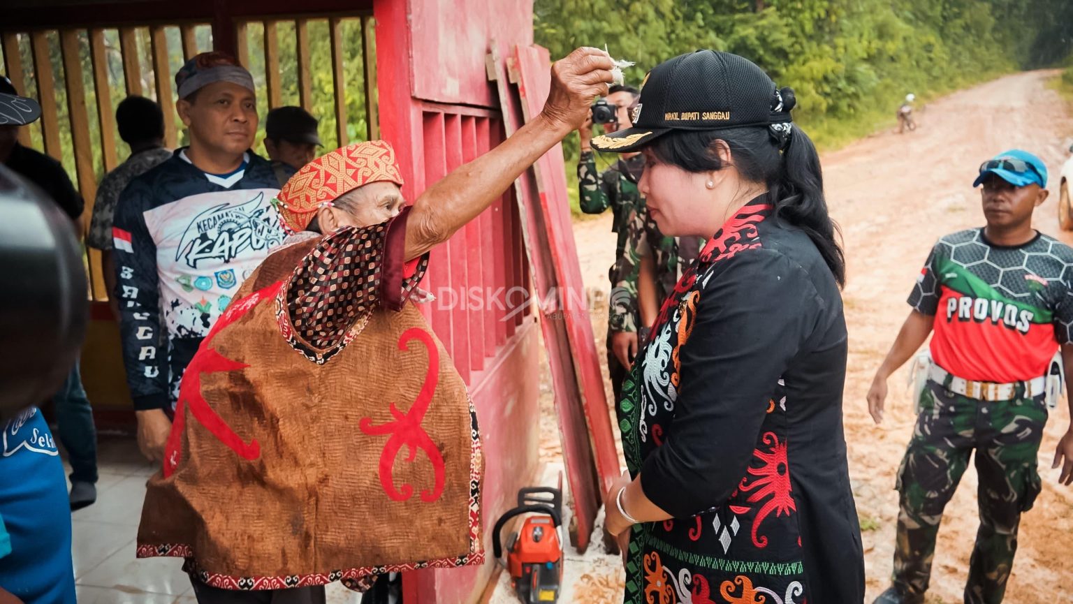 Peringati Hari Jadi Kota Sanggau, Wakil Bupati Sanggau Ikuti Ritual Adat Pedagi Macant Lojangk