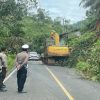 Tanggap Bencana! Tim Gabungan Bersihkan Longsoran di Kecamatan Sengah Temila