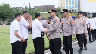 Pererat Tali Silaturahmi Dan Saling Memaafkan Di Suasana Perayaan Idul Fitri 1446 H, Kapolda Kalbar Memimpin Apel Pagi Sekaligus Halal Bihalal