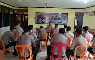 Kapolsek Bonti Tegaskan Disiplin dan Integritas dalam Anev Kinerja Bulanan