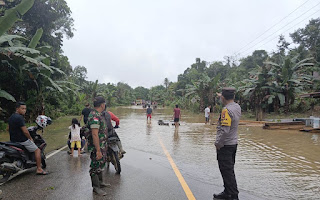 Polsek Beduai Lakukan Pengecekan Lokasi Banjir di Jalan Raya Malindo, Dua Titik Tergenang