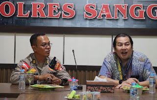 Sinergi Pajak dan Keamanan: Penyerahan Poster “Sejuta Uang Pajak” dari KPP Pratama Sanggau kepada Polres Sanggau dan Polsek Jajaran