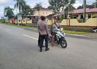 Polsek Entikong Tertibkan Pengendara Roda Dua Tanpa Helm dan Surat Kendaraan Lengkap