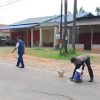 Peduli Keselamatan, Polsek Kembayan Tambal Jalan Berlubang di Dua Desa