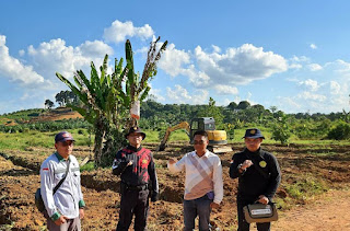 Dorong Ketahanan Pangan, Polsek Meliau Tinjau Langsung Pembukaan Lahan Demplot di Sungai Mayam