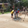 Sinergi TNI-Polri dan Pemerintah Kecamatan Bonti Tambal Jalan Rusak Demi Keselamatan Warga