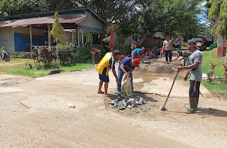 Sinergi TNI-Polri dan Pemerintah Kecamatan Bonti Tambal Jalan Rusak Demi Keselamatan Warga Sinergi TNI-Polri dan Pemerintah Kecamatan Bonti Tambal Jalan Rusak Demi Keselamatan Warga