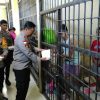 Jum’at Berkah Kapolres Sanggau dan Ketua Bhayangkari Cabang Sanggau Salurkan Nasi Kotak kepada Tahanan Rutan Polres Sanggau