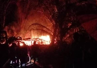 Api Mengamuk di Tepi Kapuas, Satu Rumah Warga Ludes Terbakar di Desa Meliau Hilir