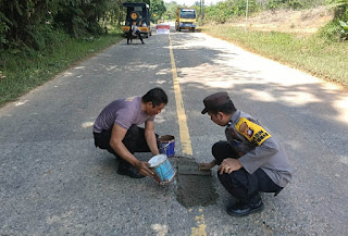 Polsek Kembayan Gelar Aksi Nyata Peduli Keselamatan: Tambal Jalan Berlubang Sepanjang Jalan Raya Kembayan