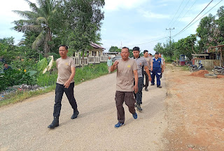 Jaga Kebugaran dan Disiplin, Kapolsek Bonti Gelar Jalan Sehat Bersama Personel