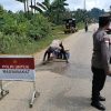 Polsek Kembayan Kembali Tambal Jalan Rusak di Tiga Titik Strategis Demi Keselamatan Warga