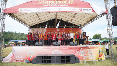 Bupati Sanggau Resmi Membuka Pekan Mpare Pade III Dayak Tarakng Tahun 2025