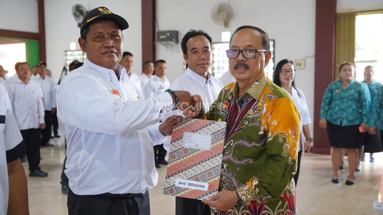 Bupati Sanggau, Yohanes Ontot Kukuhkan Anggota BPD se-Kecamatan Tayan Hulu