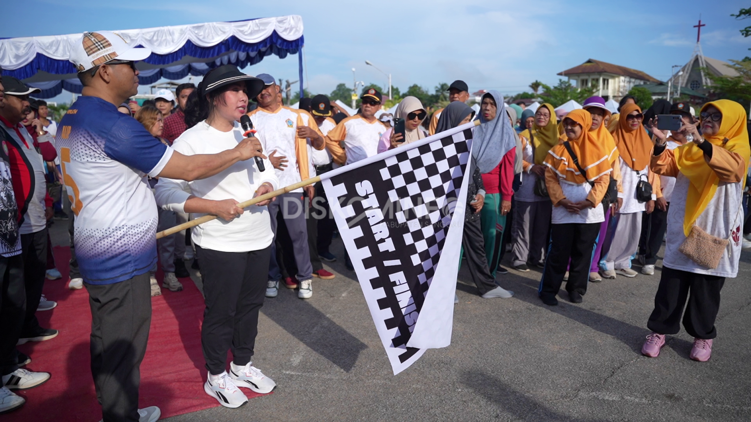 Lepas Jalan Sehat Ceria Hardiknas 2025, Ini Pesan Wakil Bupati Sanggau